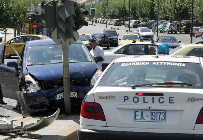 Και να θέλαμε να πιστέψουμε πως μέλημα της κυβέρνησης είναι η μείωση των τροχαίων ατυχημάτων, έρχεται η μείωση του προστίμου για τη μη χρήση κράνους ή ζώνης ασφαλείας (προφανώς μια ανταποδοτική κίνηση) να επιβεβαιώσει τις σκέψεις μας: τα μέτρα έχουν εισπρακτικό χαρακτήρα και καθόλου μα καθόλου λογική.